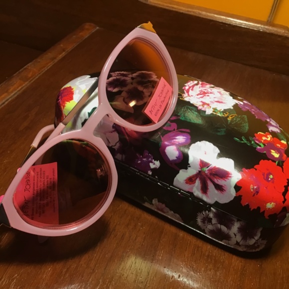 Betsey Johnson Pink & Gold Sunglasses w/case (nwt) - Picture 3 of 7